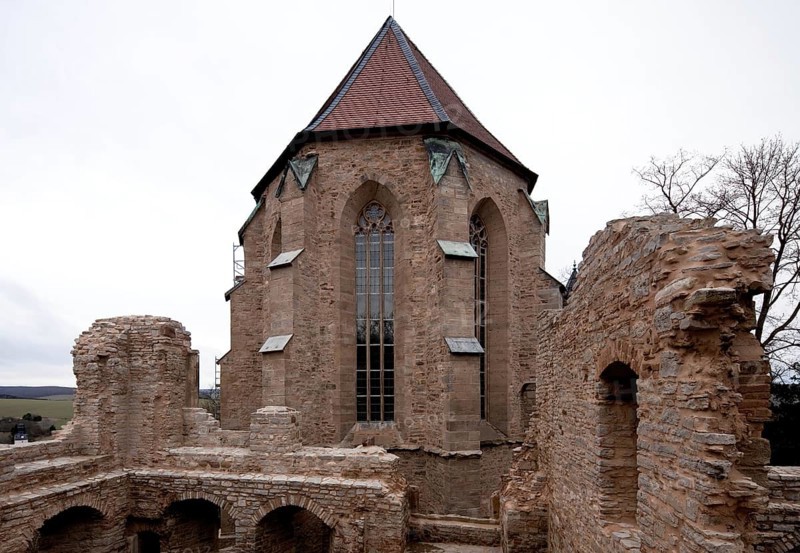 Mansfeld Castle 59225 Choir of the castle chapel from the south-east in front of the ruins of the connecting building at Mittelort Castle