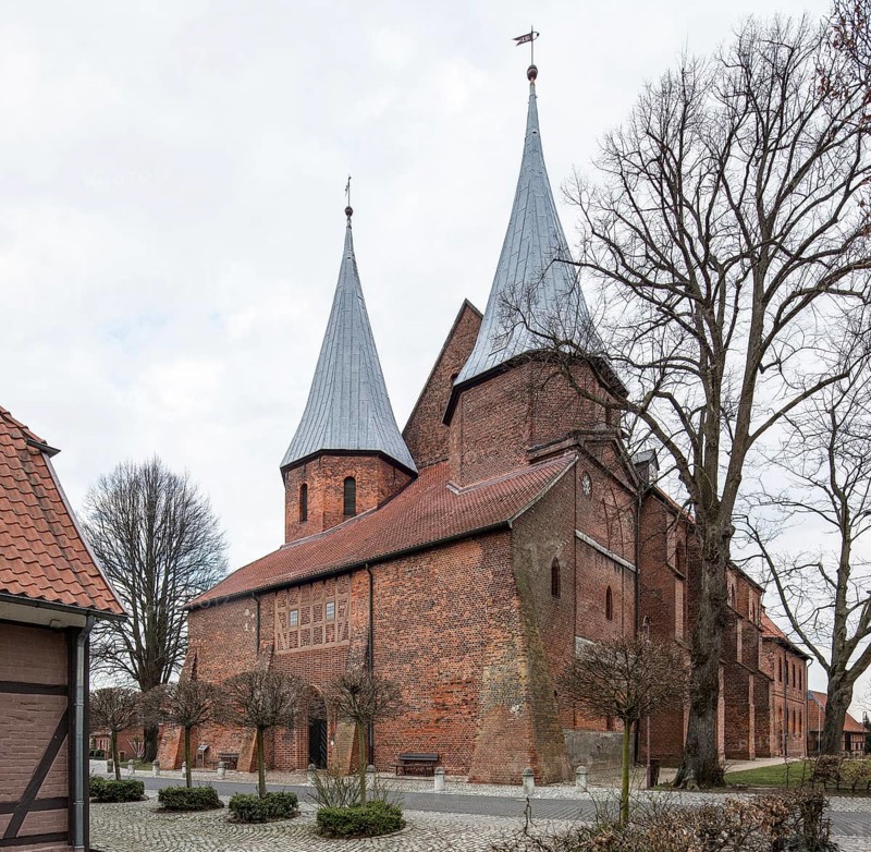 Bardowick near Lüneburg Former collegiate church also known as DOM 93473 West building with second tower and intermediate hall around 1220-30 View from south-west