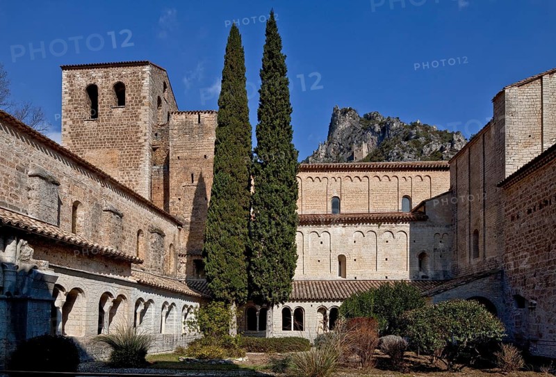 Frankr Saint-Guilhem-le-Désert Abbey 59645 Cloister courtyard and church from the south