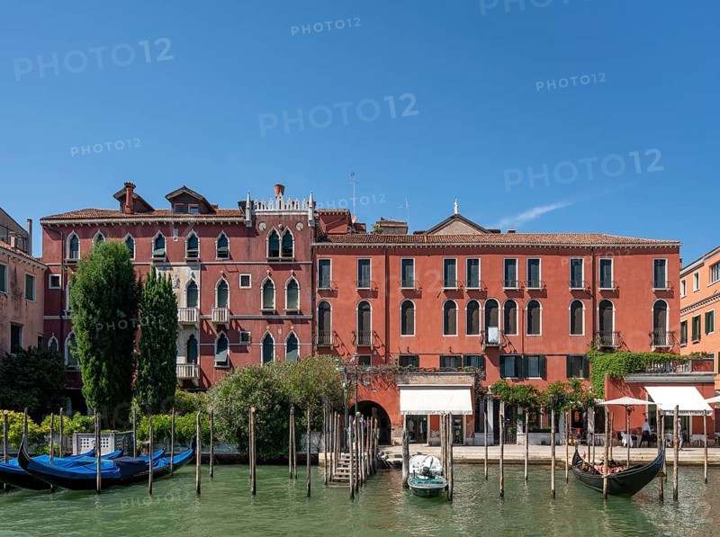 Venice, palaces on the Grand Canal, Casa Ravà built in 1905 according to plans by Giovanni Sardi