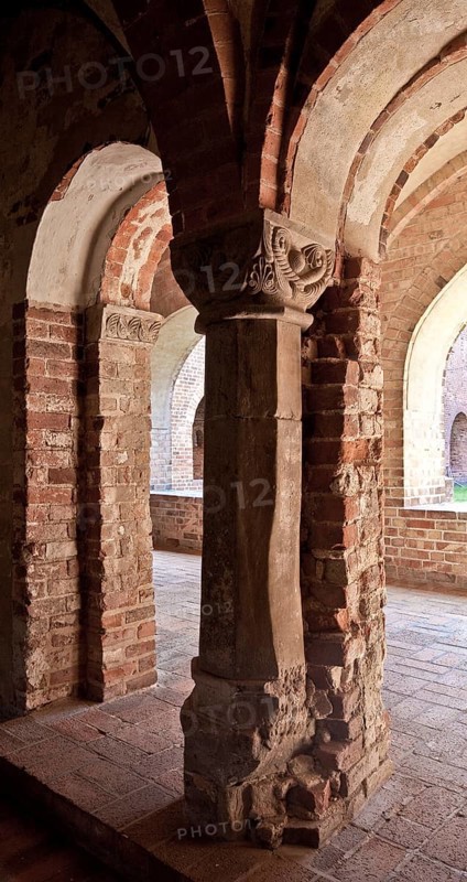 Jerichow Sachs-Anh Monastery church begun in 1148 and completed around the middle of the 13th century 74887 Chapter house Double portal to the cloister inner octagonal pillar with Romanesque capital around 1195