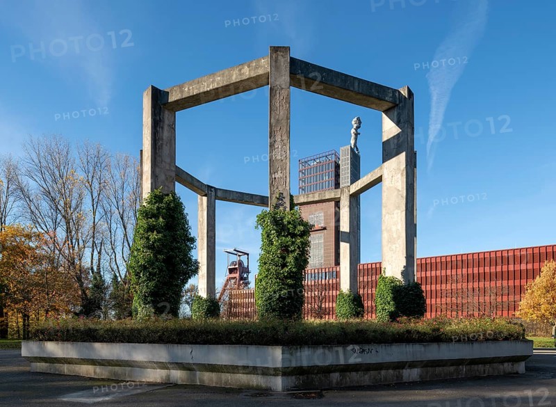 Gelsenkirchen, Nordsternpark, landscape park on the site of the former Nordstern colliery, winding towers of Shaft 1 (left) and Shaft 2 with new superstructure and Hercules by Markus Lüpertz. In front, concrete skeleton of a bunker