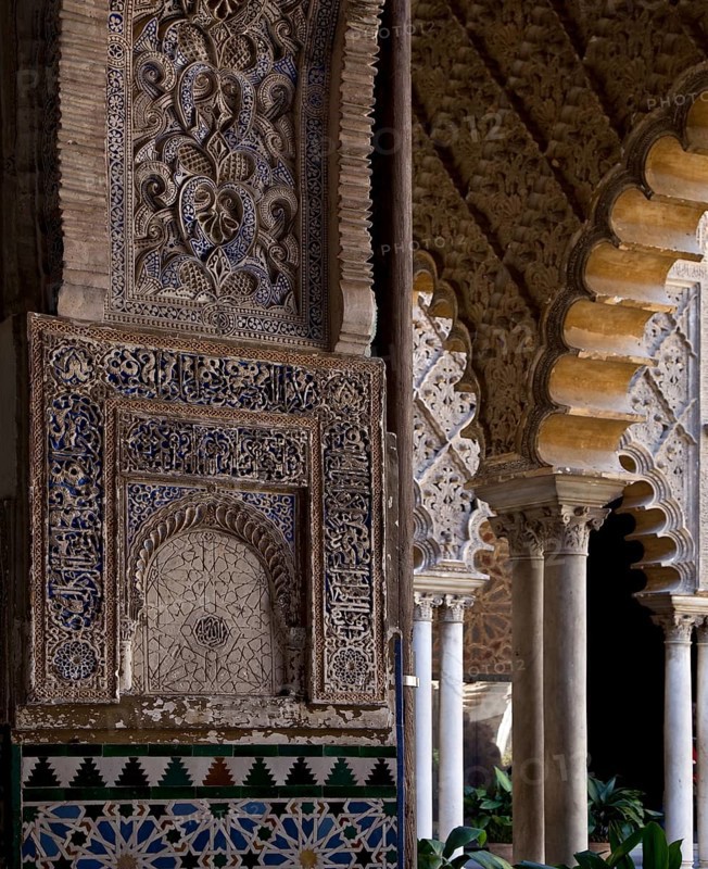 Jungfrauenhof stucco decoration with calligraphic elements and arcade arches