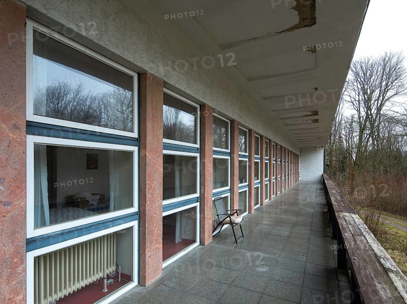 Harzgerode, former children's lung sanatorium 1929-1931 by Godehard Schwethelm, closed in 1998, partially renovated intermediate building and north wing with corner roundel and open staircase