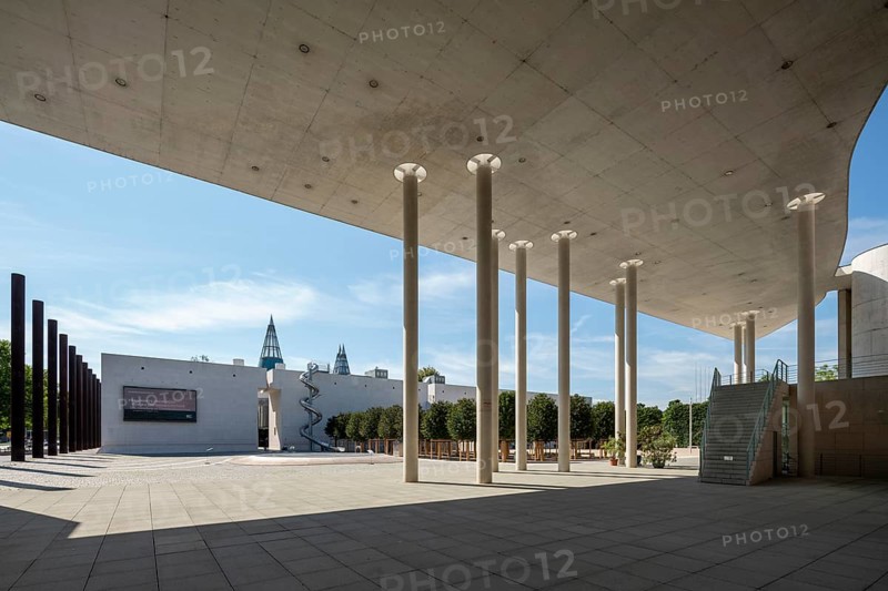 Bonn, Museumsmeile, art museum Bonn, built in 1992 by Axel Schultes, view of the Bundeskunsthalle 1989-1992 by Gustav Peichl