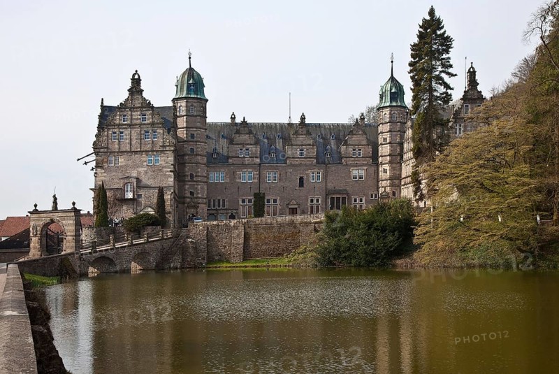 Hämelschenburg b Hameln Castle of the Klencke family 75082 View from north-east left Bridge gate 1613 Gable of south wing 1597-99 centre West wing c. 1593 right North wing 1588