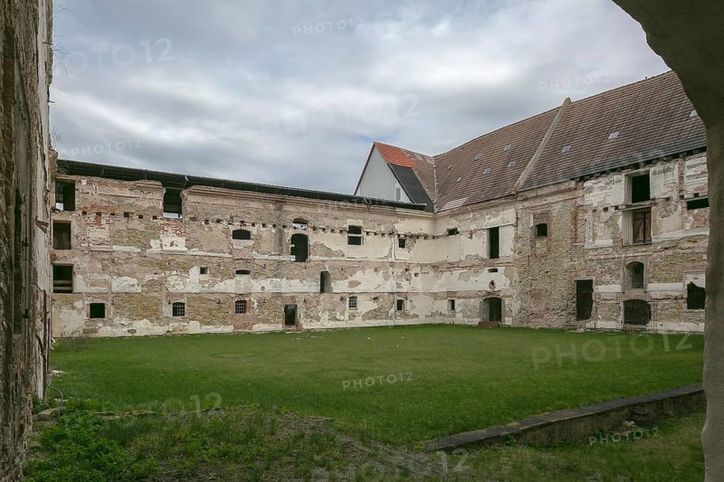 Nienburg Saale Bildnr 1648 Former Benedictine monastery cloister courtyard in today's gutted state after sovereign and agricultural use