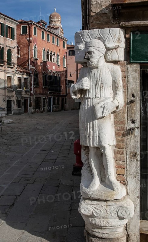 Italy Venice Campo dei Mori -77 Sculpture of Sior Antonio Rioba 13th century with the iron nose which was only added in the 19th century after damage