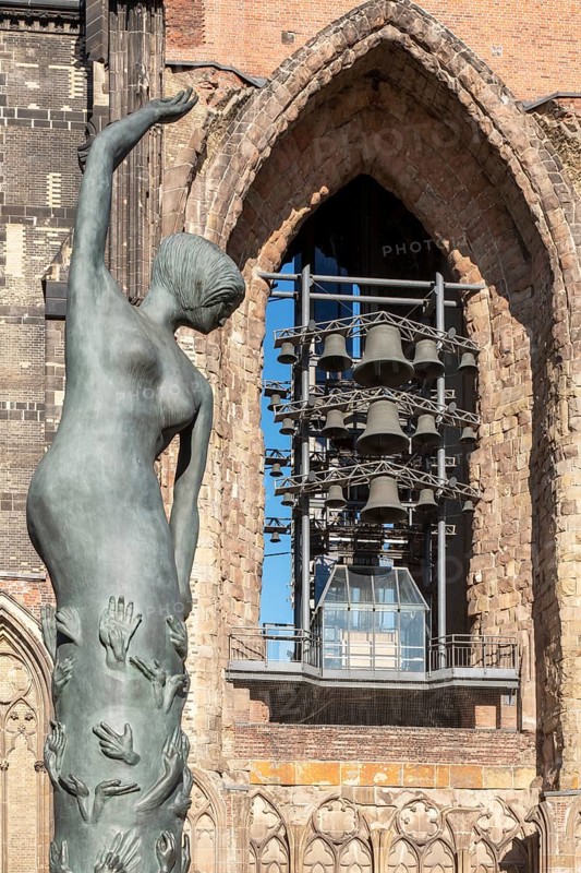 Hamburg, Former main church St. Nikolai, today a memorial against the bombing and a memorial, sculpture Erdenengel by Edith Breckwoldt 2003, on the right the tower with carillon