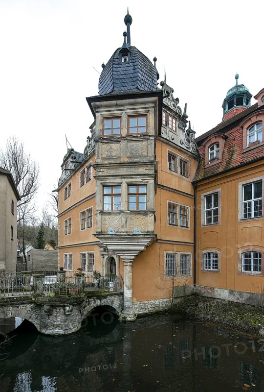 Mücheln Sankt Ulrich Geiseltal 0901 Castle centre Renaissance part after reconstruction in 1624 with corner oriel and decorative gables right Baroque wing