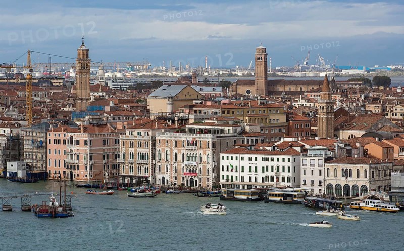 Venice, Canal Grande - southern end of the northern house front, above the horizon left Campanile of S. Stefano, right Frari church, St., Sankt, Saint