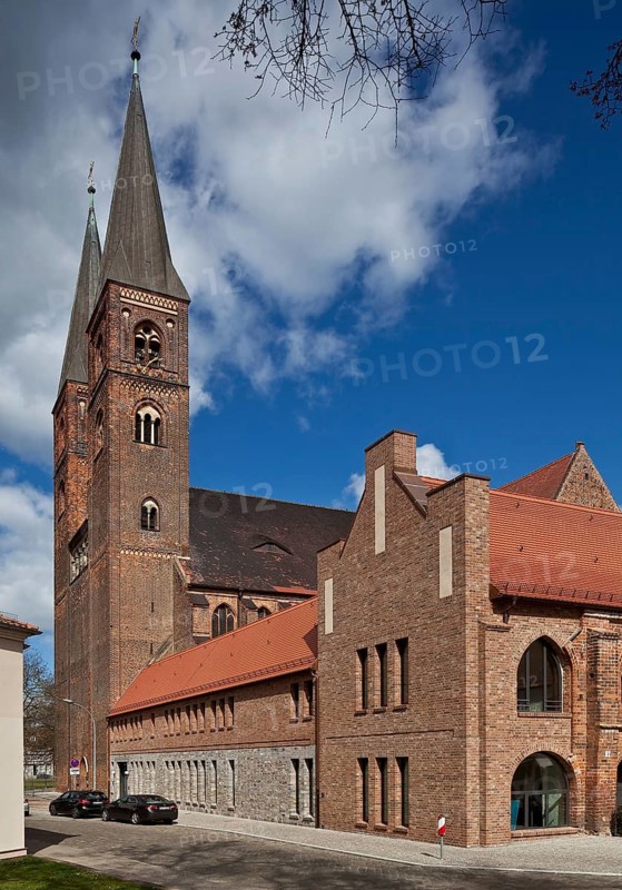 Stendal Altmark Cathedral in front of it 2010-13 newly built west wing of the cloister 74798 by the architectural office Gerhard Schlotter Berlin View from south-southwest