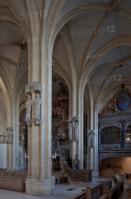 Zeitz Cathedral 78809 Main construction period 15th century Nave to the west on the bundle pillars paired Gothic apostle statues above figural canopies behind prince's gallery from 1664