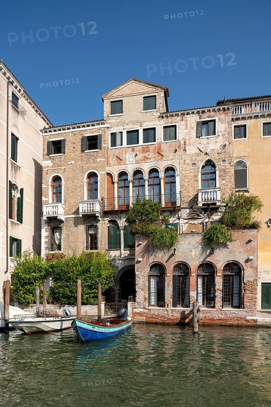Venice, palaces on the Grand Canal, Palazzo Barzizza, built in the 13th century as a warehouse, rebuilt and modernised in the 16th century