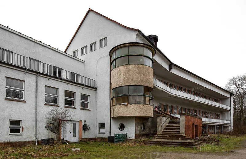 Harzgerode, former children's lung sanatorium 1929-1931 by Godehard Schwethelm, closed in 1998, partially renovated intermediate building and north wing with corner roundel and open staircase
