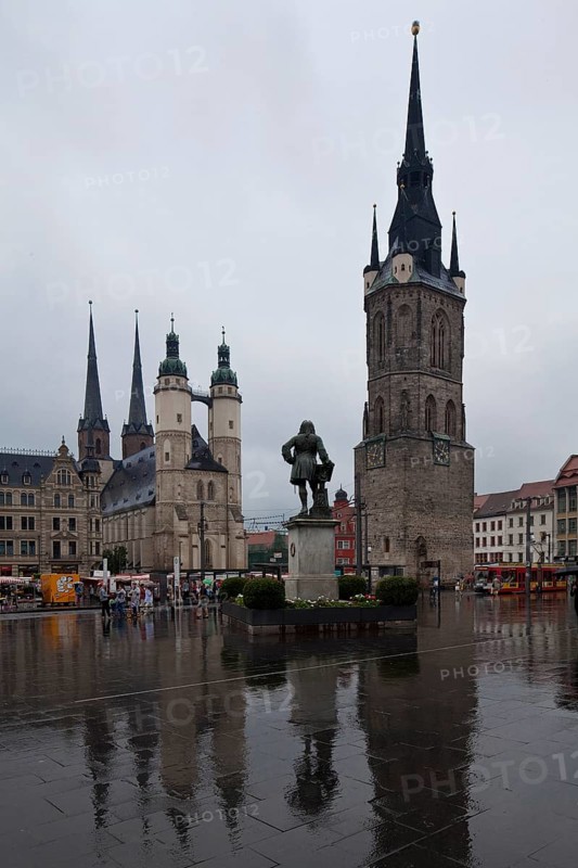 Halle S Marktplatz 56021, view from southeast with market church and red tower in the centre Händeldenkmal in the rain