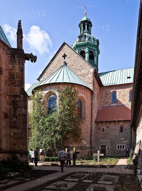 Hildesheim Cathedral 71766 Apse from east-north-east in front of TAUSENDJÄHRIHRGER ROSENSTOCK left Annenkapelle built in 1321