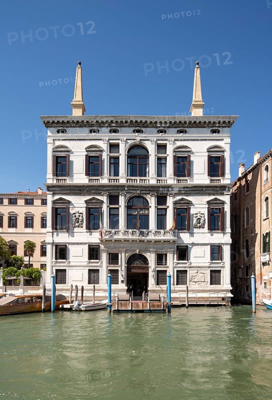 Venice, palaces on the Grand Canal, Palazzo Papadopoli (also Palazzo Coccina Tiepolo Papadopoli) . The palace was built around 1580 on behalf of the Coccina family. The master builder was Giangiacomo de'Grigi, son of Guglielmo de'Grigi