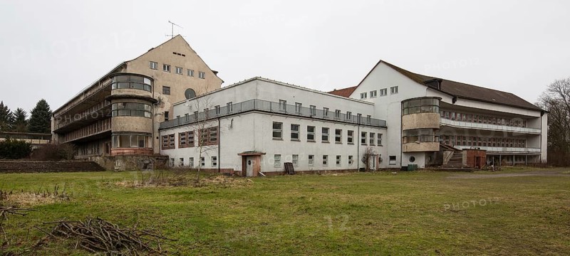 Harzgerode, former children's lung sanatorium 1929-1931 by Godehard Schwethelm, closed in 1998, south wing on the left, then intermediate building and north wing, both partially renovated