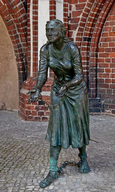 Tangermünde Elbe bronze figure of Grete Minde at the town hall created in 2009 by Lutz Gaede 74803 alleged arsonist of the town 1617 execution 1619 presumably judicial murder