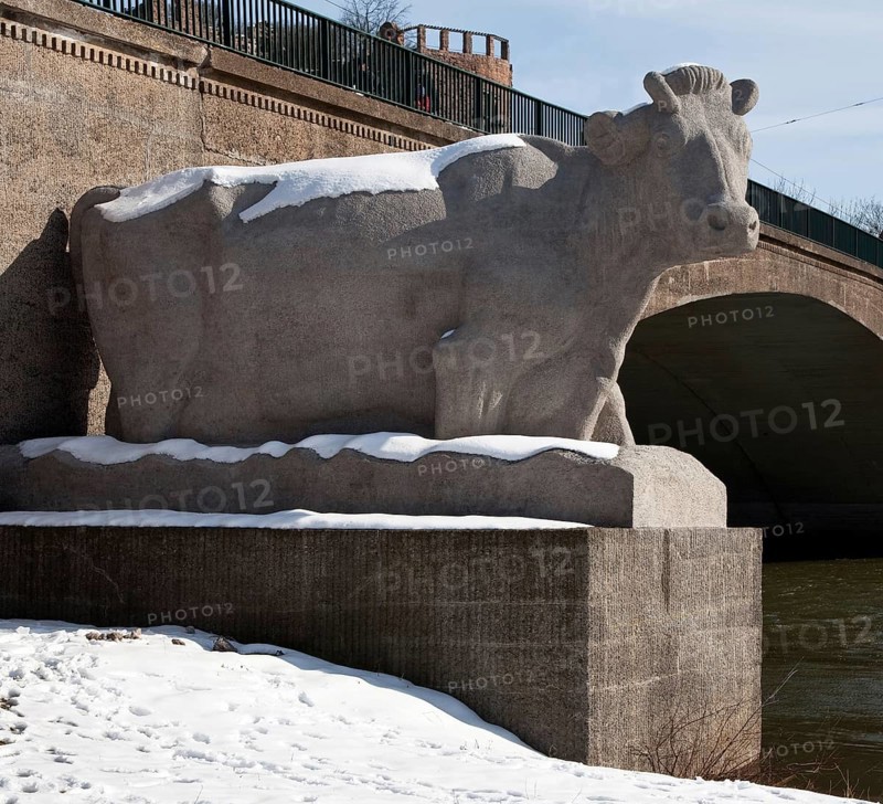 Halle Saale Giebichenstein Bridge 1926-28 62473 Figure of the cow by Gerhard Marcks executed by Joseph Gebes