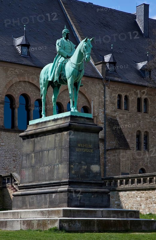 Goslar Platz in front of the Kaiserhaus 74971 Equestrian statue of Kaiser Wilhelm I by Walter Schott Copper engraving completed in 1900 View from south-east