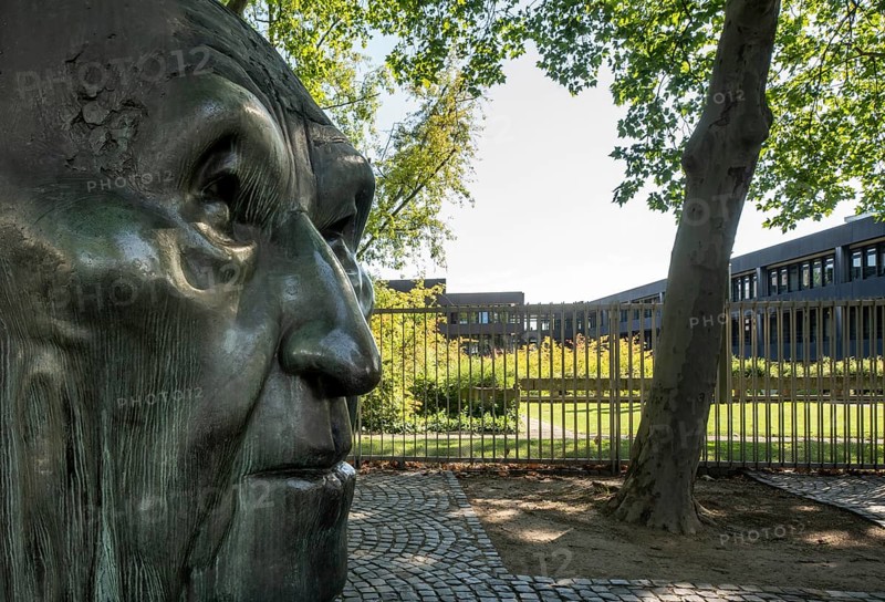 Bonn, government district (federal district, parliamentary district), Federal Chancellery, built 1973-1976 by the Stieldorf planning group, Adenauer sculpture by Hubertus von Pilgrim 1982