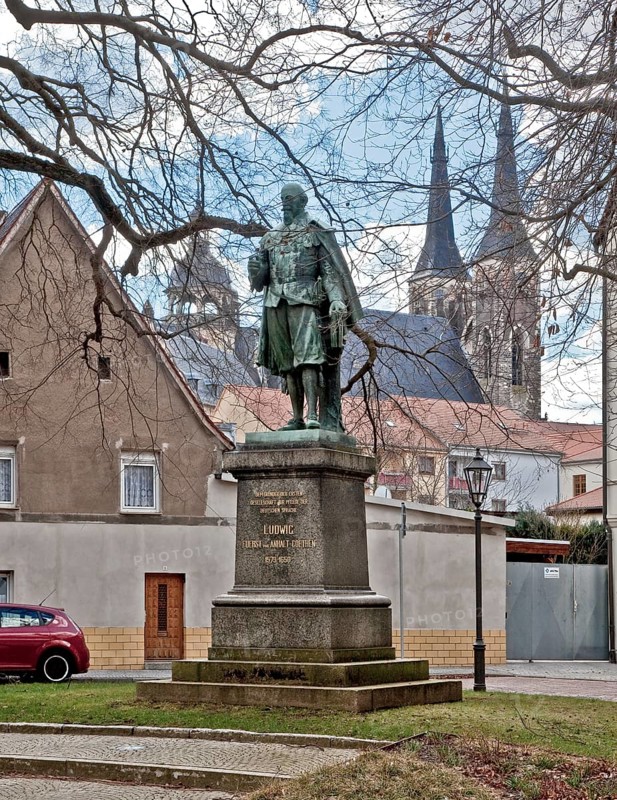 Köthen Anhalt Schlossplatz Fürst-Ludwig-Denkmal 74594 Bronze sculpture 1907 by Hans Arnoldt dedicated to the founder of the FRUCHTBRINGENDEN GESELLSCHAFT behind St Jakob