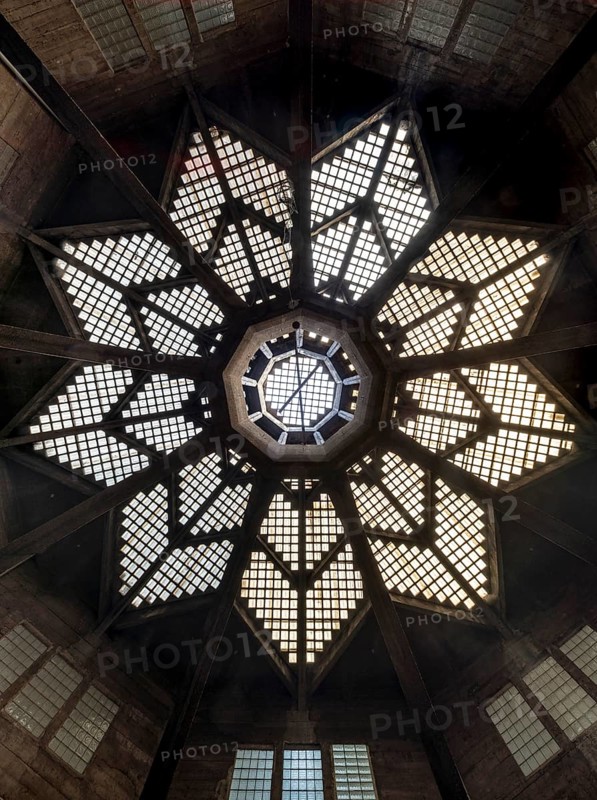 Aachen, congress garage, former motor vehicle hall of the coal merchant Einmal, built in 1924-1925 by Theodor Veil, Otto Nauhardt and Karl Walter Mautner (engineer) . Nine-sided reinforced concrete dome with a span of 24 metres