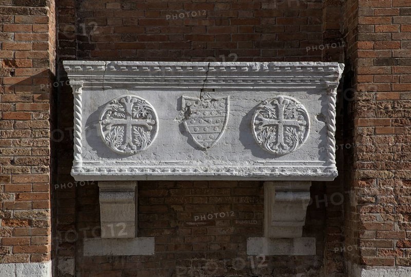 Italy Venice Zanipolo Church -288 Main construction period 14-15th century Sarcophagus (wall tomb) possibly of a doge to the right of the west portal Family coat of arms is accompanied by two disc crosses
