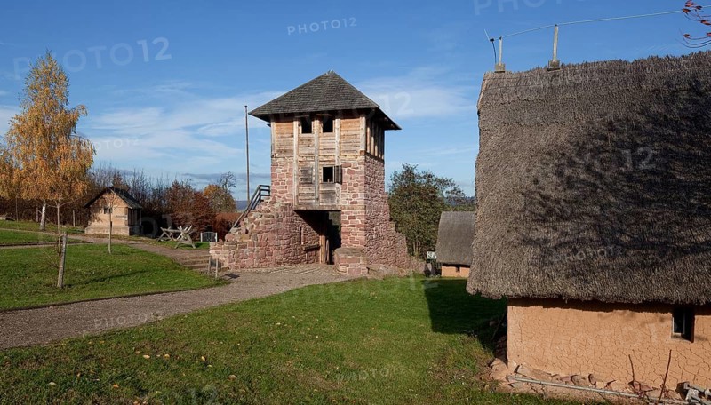 Tilleda am Kyffhäuser Königspfalz 78 421 begun in the 10th century abandoned in the 13th century Zangentor of the outer bailey inside right guardhouses all buildings reconstructed