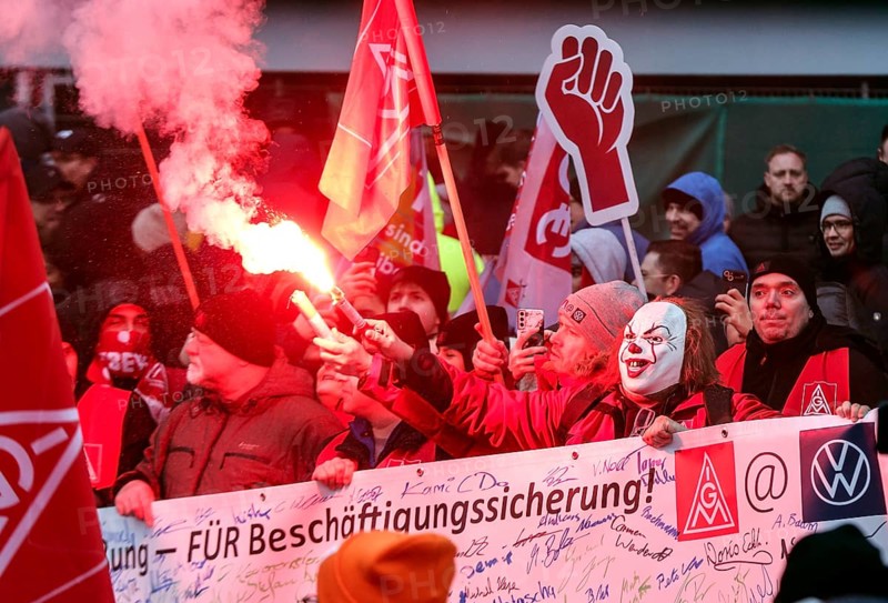 Demonstration by Volkswagen employees on the collective bargaining negotiations between Volkswagen and IG Metall in front of the Volkswagen Arena and against plant closures and redundancies, Wolfsburg, 21 November 2024. Wolfsburg, Lower Saxony, Germany, Europe