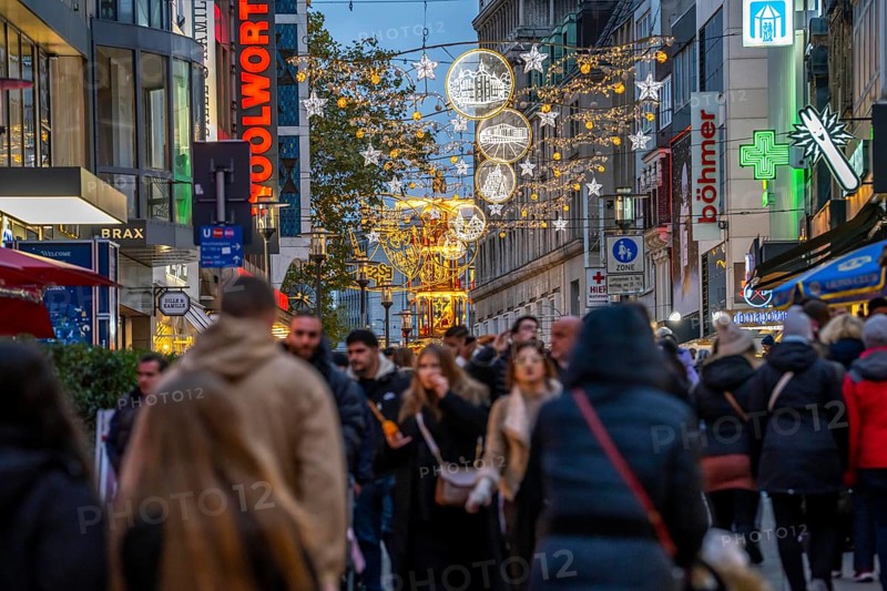 Pre-Christmas season, people, shoppers, visitors to the Christmas market in Essen city centre, Kettwiger Straße, Christmas lights, Essener Lichtwochen, North Rhine-Westphalia, Germany, Europe