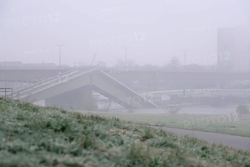 Partially collapsed Carola Bridge, fog, autumn, Dresden, Saxony, Germany, Europe