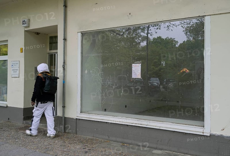 Vacancy, empty shop windows, Alt-Moabit, Moabit, Mitte, Berlin, Germany, Europe