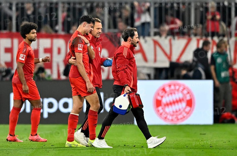 Aleksandar Pavlovic FC Bayern Munich FCB (45) injured, injury, collarbone fracture, team doctor Prof. Dr Peter Ueblacker, Allianz Arena, Munich, Bavaria, Germany, Europe