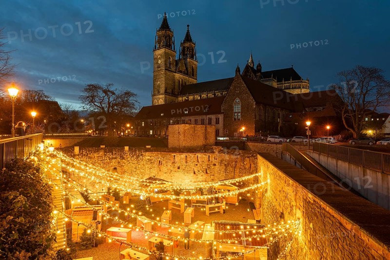 Magdeburg Cathedral, in front of it Christmas market at the Fürstenwall of the Swiss Milk Spa, Magdeburg, Saxony-Anhalt, Germany, Europe