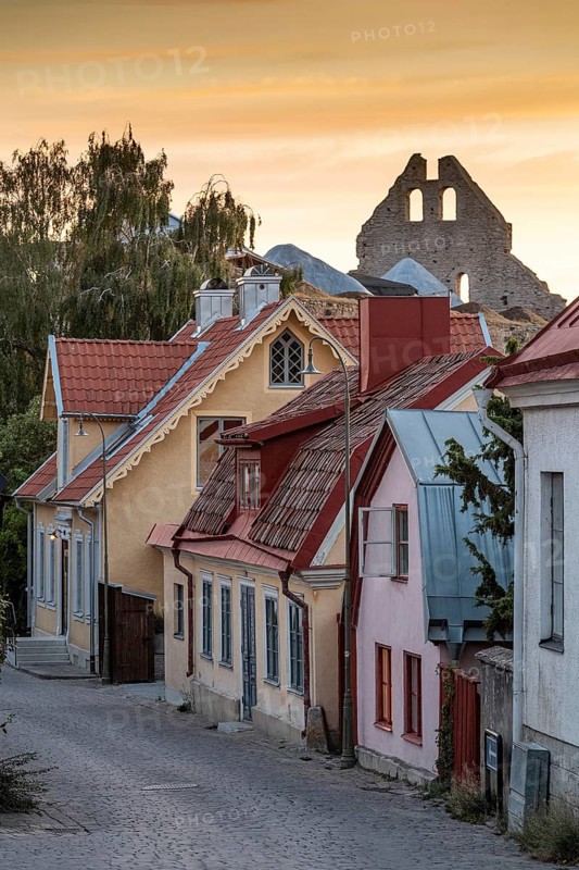 Colourful houses in the old town, church ruins, Hanseatic city of Visby, UNESCO World Heritage Site, Gotland Island, Baltic Sea, Sweden, Europe