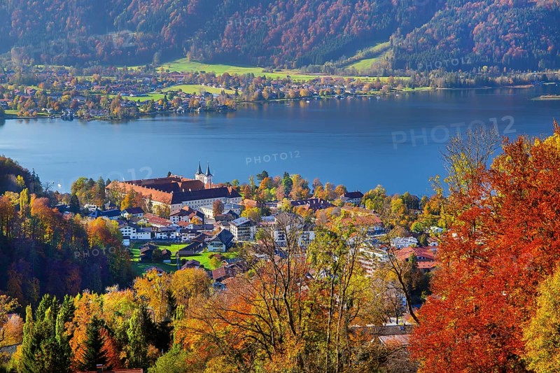 Panorama of the village and lake with the monastery castle in autumn, Tegernsee, Tegernsee, Tegernsee valley, Mangfall mountains, Bavarian Alps, Upper Bavaria, Bavaria, Germany, Europe