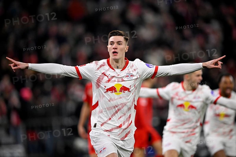 Goal celebration Benjamin Sesko RasenBallsport Leipzig RBL (30) Gesture Gesture Allianz Arena, Munich, Bavaria, Germany, Europe