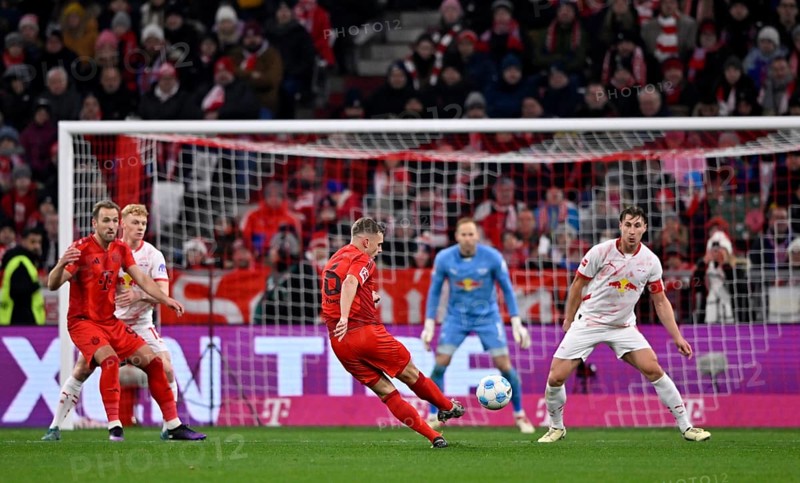 Goal kick Action Goal chance Joshua Kimmich FC Bayern Munich FCB (06) against goalkeeper Peter Gulacsi RasenBallsport Leipzig RBL (01) Penalty area scene, goal area scene Allianz Arena, Munich, Bavaria, Germany, Europe