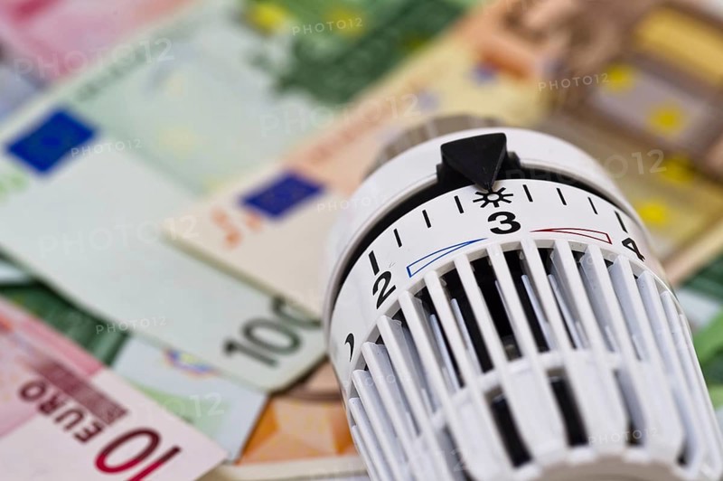 Symbolic photo energy costs, thermostat of a heating system lies on euro banknotes, rising energy prices, rising heating costs Studio recording, Lower Saxony, Federal Republic of Germany