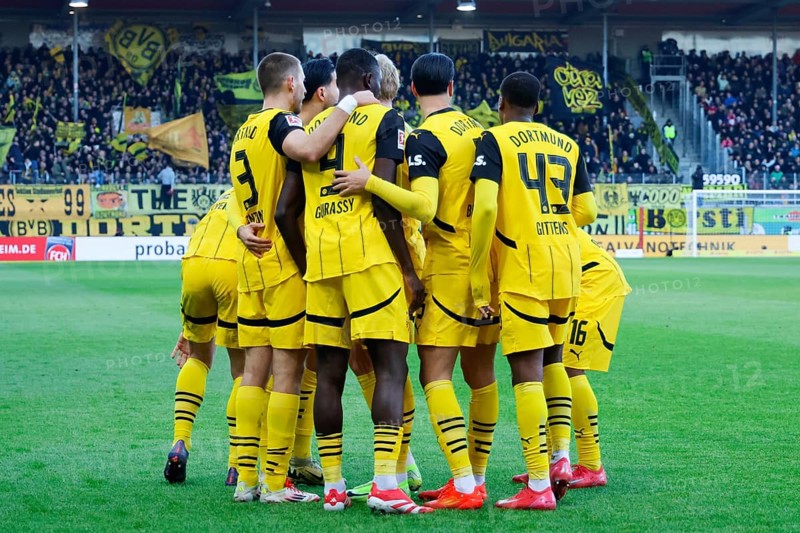 Germany: Soccer 1st Bundesliga, Matchday 20 - 1. FC Heidenheim vs. Borussia Dortmund - Voith-Arena Heidenheim: Serhou GUIRASSY 9 Borussia Dortmund has just scored the 0:1 and is celebrated by his team-mates