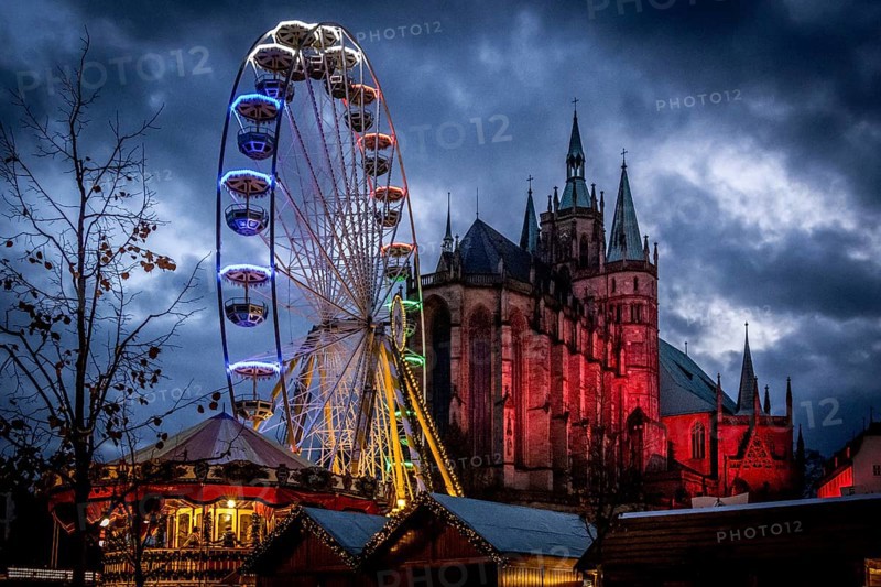 Ein beleuchtetes Riesenrad vor dem Hintergrund einer Kathedrale und einem dunklen Nachthimmel, Erfurter Weihnachtsmarkt Erfurt