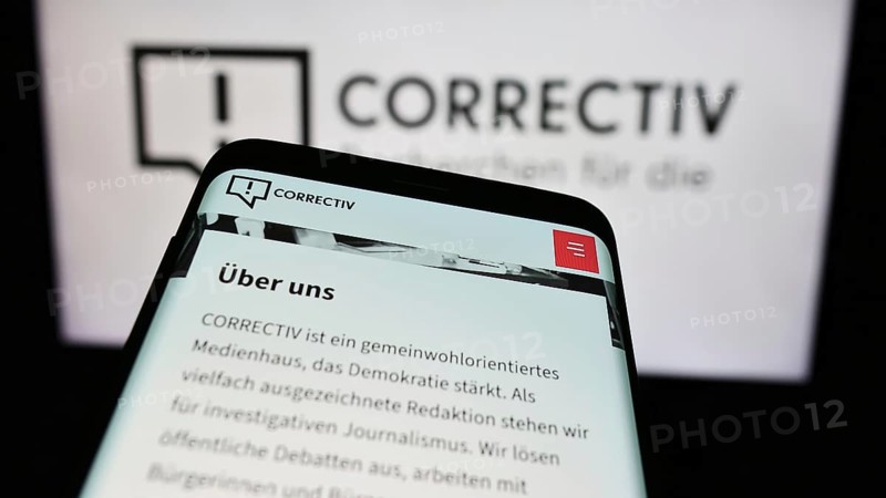 Stuttgart, Deutschland, 03-05-2024: Mobiltelefon mit Website von Correctiv, Recherchen für die Gesellschaft gGmbH vor dem Logo. Fokus oben links auf dem Handy-Display