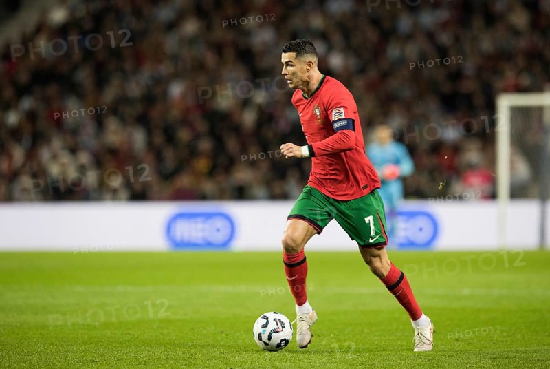 Football match, captain Cristiano RONALDO CR7 Portugal on the ball running towards the left looking forward, captain's armband, sequence 3, Estadio do Dragao, Porto, Portugal, Europe