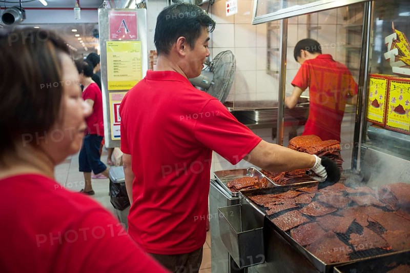 03.02.2018, Singapore, Republic of Singapore, Asia, Bakkwa, a speciality made from grilled slices of pork that is particularly popular during Chinese New Year, is prepared in a cookshop in Chinatown, Asia