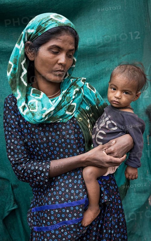 Portrait of a poor woman with child, Ambaji, Gujarat, India, Asia