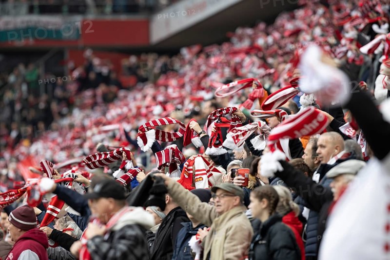 Andreas Dick (DFL/DFB REGULATIONS PROHIBIT ANY USE OF PHOTOGRAPHS AS IMAGE SEQUENCES AND/OR QUASI-VIDEO), RheinEnergieStadion, Cologne, North Rhine-Westphalia, Fans sing FC song, 2nd Bundesliga, 1.FC Köln, SpVgg Greuther Fürth on 09.11.2024 at the RheinEnergieStadion in Cologne Germany