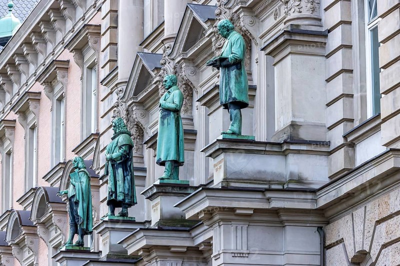 4 male bronze sculptures above the entrance to the Hamburg District Court Civil Justice Building, Hamburg Neustadt, Hanseatic City of Hamburg, Hamburg, Germany, Europe